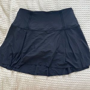 Lululemon tennis skirt black size 6 tall